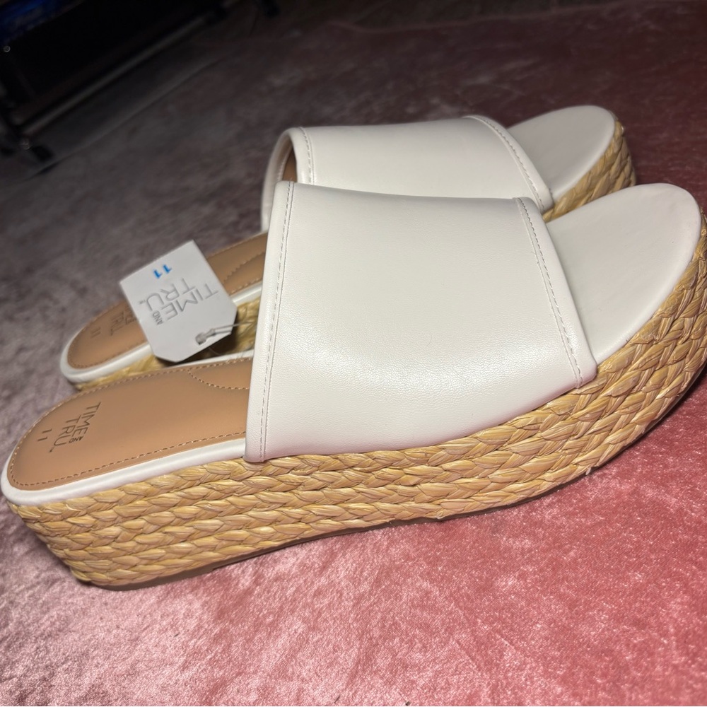 GORGEOUS BRAND NEW WEDGES! Super cute and comfortable, matches with any outfit!
